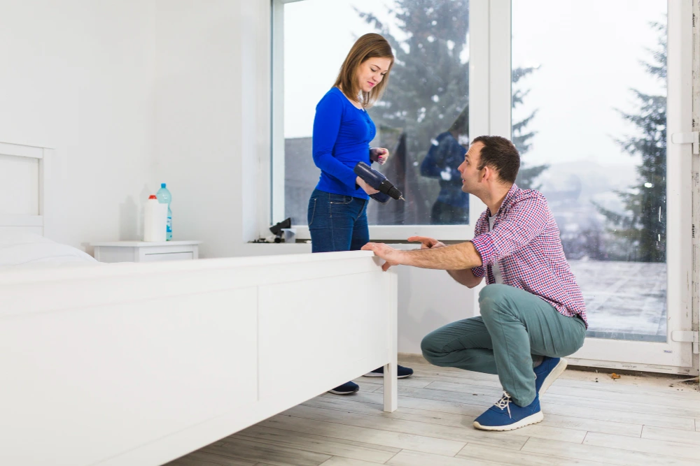 Glückliche und produktive Mitarbeiter in einem sauberen Büro